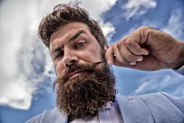 Hipster bonito barbudo cara atraente de perto. Homem hipster barbudo com o fundo do céu bigode. O melhor guia de barba e bigode. Dicas de especialistas para crescer e manter o bigode — Fotografia de Stock