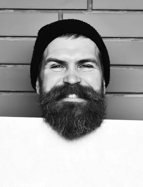 Baard brutale Kaukasische hipster met wit vel papier — Stockfoto