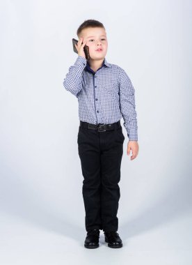 Işadamı. Ofis hayatı. Konuşma. kendine güvenen çocuk iş başlatmak vardır. Modern hayat. Küçük patron. Çocukluk. İş iletişimi. cep telefonu ile küçük çocuk. İş yerinde tam konsantrasyon