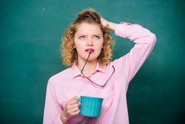 enerji ve canlılık. enerji yükü. fikir ve ilham. Okul öğretmeninin kahve molasına ihtiyacı var. Günaydın. kız çay içeceği ile ferahlatıcı. tahtada kahve fincanı ile yorgun kadın. Sadece rahatlatıcı