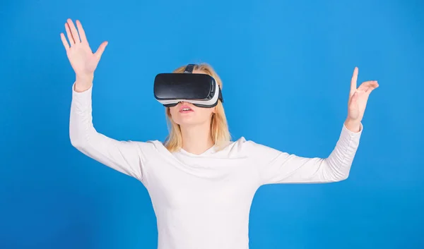 Giovane donna che utilizza un auricolare realtà virtuale. Donna godendo di cyber divertente esperienza in vr. Donna con auricolare realtà virtuale. Futuro . — Foto Stock