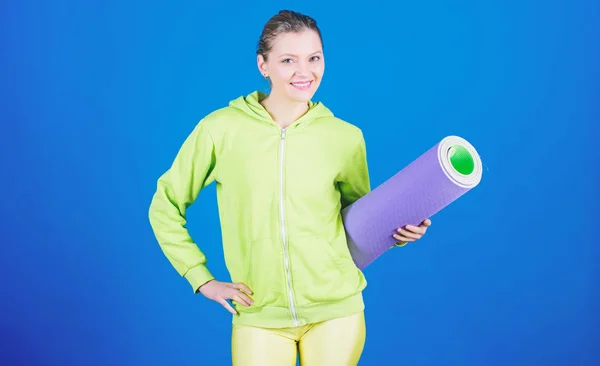 Dieta sanitaria. Successo. Muscoli forti e potenza. Allenamento sportivo femminile in palestra. Allenamento donna felice con tappetino fitness. Attrezzature sportive. Fitness atletico. tempo per rilassarsi. rilassarsi dopo la lezione di sport — Foto Stock