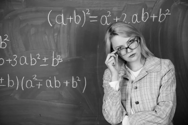 Professor na aula na lousa. mulher na sala de aula. Na escola. Escola em casa. Uma mulher séria. De volta à escola. Dia dos professores. Estudo e educação. Escola moderna. Dia do conhecimento. Falhou outra vez. — Fotografia de Stock