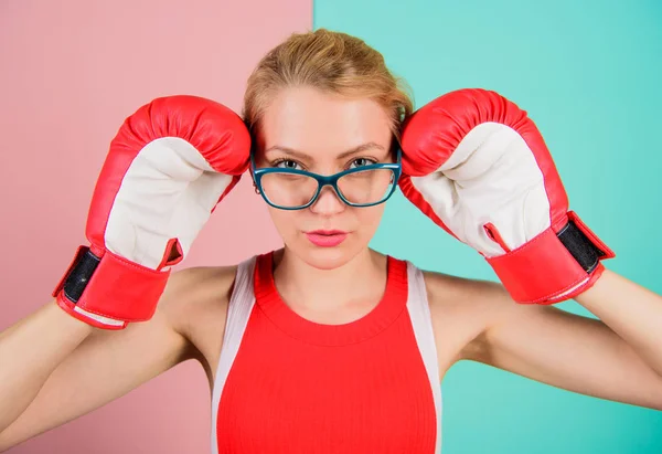 Inteligentny i silny. Rękawice bokserskie kobiety dostosowują okulary. Wygraj z siłą lub intelektu. Mocne zobowiązanie do zwycięstwa intelektu. Wiem, jak się bronić. Pewnie jej moc. Silny psychicznie i fizycznie — Zdjęcie stockowe