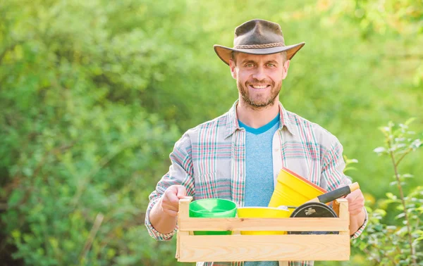 Άνθρωπος κηπουρική. σέξι αγρότης κρατήσει ξύλινο κουτί με γλάστρα. Οικολογικός εργάτης. μέρα της ευτυχης γης. Οικολογική διαβίωση. καλλιέργειας και Γεωργίας. Εξοπλισμός κήπου. μυώδης ράντσο άνθρωπος σε καουμπόικο καπέλο — Φωτογραφία Αρχείου