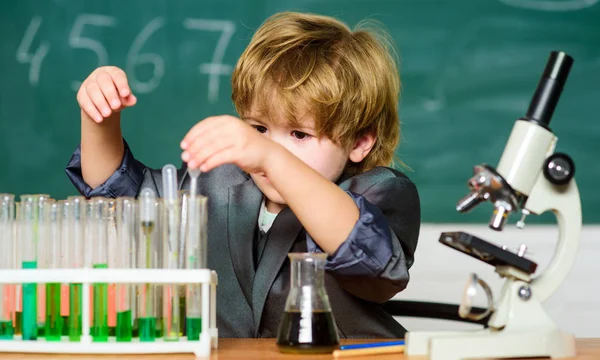 재능있는 아이와 원더킨드. 아이 연구 화학 학교. 학교 교육. 생물학적 분자를 탐구합니다. 유아 천재 아기입니다. 학교 교실에서 현미경과 시험관 근처 소년. 과학 개념 — 스톡 사진