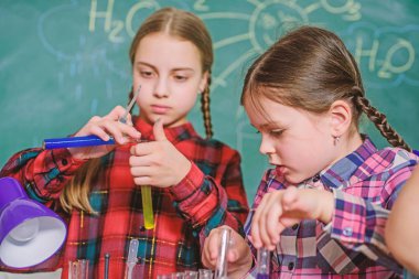 Okul dersleri. Çocukların sevimli arkadaşları okulda eğleniyor. Okulun kimya laboratuvarı. Pratik temelli profesyonel öğretmen geliştirme programı. Pratik bilgi. Çocuk bakımı ve geliştirme