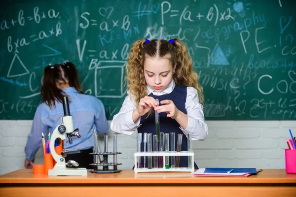 Especialistas médicos confiantes. Dia das crianças. Crianças na aula da escola. estudantes fazendo experimentos de biologia com microscópio. Química. De volta à escola. Crianças aprendendo química no laboratório da escola — Fotografia de Stock