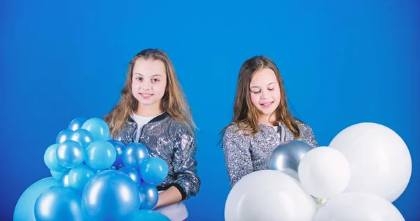Ώρα για διασκέδαση. Αξιολάτρευτο κορίτσια απολαμβάνουν χρόνος συμβαλλόμενων μερών. Ευτυχισμένος κορίτσια κρατώντας μάτσο αερόστατα. Μικρά κορίτσια διασκεδάζουν με πολύχρωμα μπαλόνια. Μικρά κορίτσια γενέθλια — Φωτογραφία Αρχείου