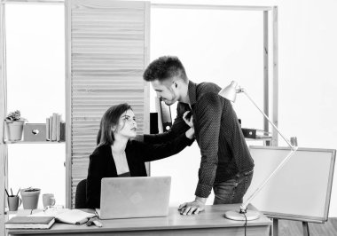 Romantik bir susuzluk. İki genç arkadaşları office romance yürütmektedir. Yakışıklı ve seksi kadın ofis işyeri romantizm. Aşk ve romantizm işyerinde