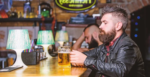 Hipster relaxante no pub. Um tipo barbudo sentou-se no balcão do bar no pub. Homem com barba passar o lazer em pub escuro. Brutal hipster relaxante. Estilo de vida no fim de semana. Pub ótimo lugar para jantar bebida e se divertir — Fotografia de Stock