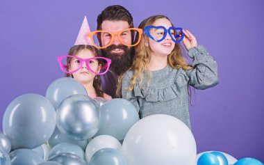 Doğum günü partisi. Baba ile iki kızı eğleniyor. Babalık kavramı. Dostu aile giyim komik parti aksesuarları. Şimdiye kadar en iyi baba. Babalar günü. Kızı baba aktif yaşam ilgi gerekir