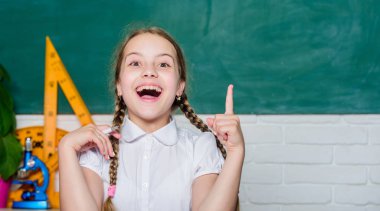 Yeni bir fikir. okul ile küçük kız çalışma. Resmi olmayan ve resmi dışı eğitim. modern teknoloji ile dijital yaş. sınıfta küçük çocuk. gelecekteki başarı okuyor. okula geri