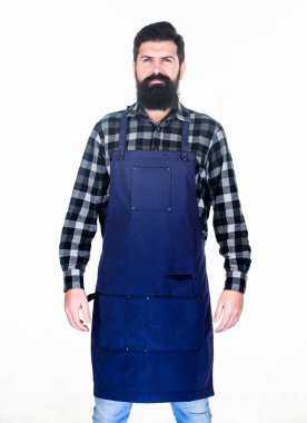 Apron giysilerini sıçramalardan koruyor. Cepleri ile pişirme önlük Master aşçı. Sakallı adam mutfak önlüklerinde yemek pişirir. Izgara aşçı beyaz izole. Uzun sakallı önlük giyen aşçı