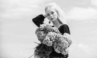 Alerji olmadan bahar keyfini çıkarın. Alerjiden arınmama hayatı. Alerji çiçeklenme mevsimini durdurun. Bahar çiçekleri. Dişiler çiçeklere bayılır. Kız ihale sarışın ortanca buket tutun. Polen alerjisi. Bahar öznitelikleri