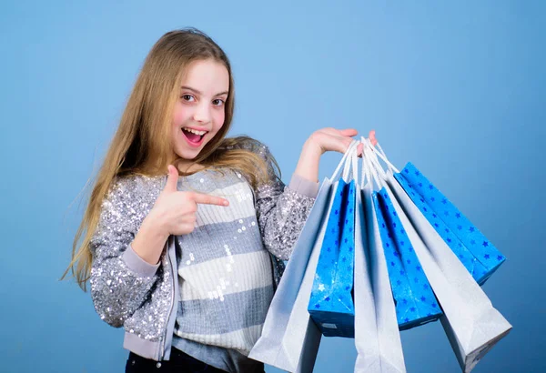 Mega venta. Niña pequeña con bolsas de compras. oferta especial. Ahorro de compra vacaciones. Moda infantil. asistente de tienda con paquete. Ventas y descuentos. Feliz niña. Niña con regalos. Es un trato. —  Fotos de Stock