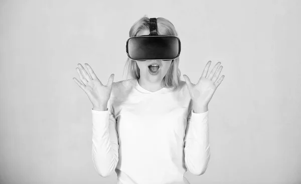 Gyönyörű nő, virtuális valóság szemüveget visel a stúdióban. A nő VR-t használ. Nő élvezi cyber szórakoztató élmény vr. — Stock Fotó