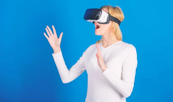 Vidám mosolygó asszony keres VR szemüveget. Magabiztos fiatal nő kiigazításáról virtuális valóság headset és mosolygott. Meghökkent fiatal nő megérintette a levegőt a VR tapasztalat. — Stock Fotó