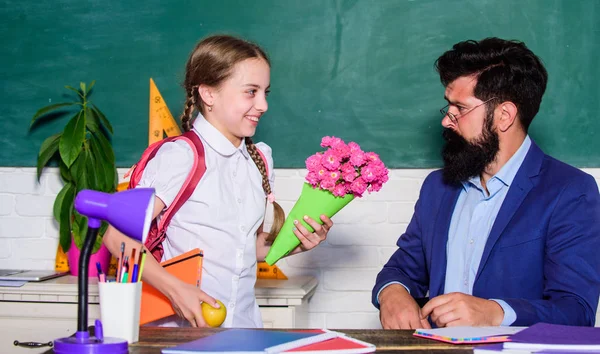 Surpresa. O dia do conhecimento é 1 de setembro. criança menina da escola pequena com buquê de flores. Dia dos professores. Daugghter e pai com flores. de volta à escola. Feliz Dia dos Professores. presente de flor para melhor professor — Fotografia de Stock