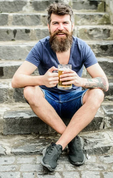 Отдых. Зрелый хипстер с бородой пьет пиво. Жестокий мужчина нуждается в освежении. Бородач с бокалом пива на улице. пить алкогольный напиток. Проводить время с лучшими друзьями — стоковое фото