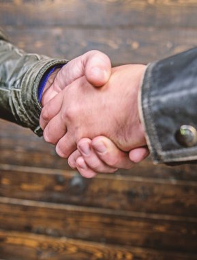 El sıkışmak yakın. El sıkışma dostça jest. El sıkışma jesti konsepti. Ortaklık ve iş anlaşması. Başarılı anlaşma el sıkışma. El sıkışma işaretini onaylıyor. Anlaşma uzlaşma düzenlemesi