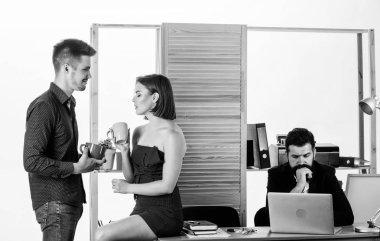 Hadi kıralım. Çay molası olan iki iş arkadaşı. İş tatilinde konuşan genç menajerler. İş arkadaşları arka planda çalışırken öğle tatilinde sohbetin tadını çıkarıyor