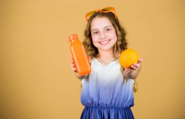 Mutlu kız taze portakal suyu içer. Yaz tatili. Moda gözlüklü küçük kız. Vitamin besin değeri. Serinletici vitamin suyu. Sağlığa. Yaz vitamin diyeti. Doğal vitamin kaynağı. Bu senin için.