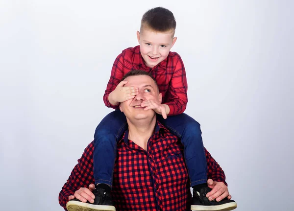 Padre ejemplo de noble humano. Mejores amigos para siempre. Padre hijo pequeño camisas rojas familia look outfit. Papá apoyando a un niño adorable. La felicidad es el padre del niño. Divirtiéndose. Día de los padres — Foto de Stock