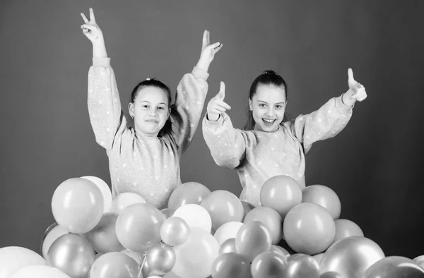 Hälsning-konceptet. Ha kul koncept. Ballong temafest. Flickor vänner nära air ballonger. Starta partiet. Födelsedagsfest. Internationella barnens dag. Sorglösa barndom. Systrarna organisera homeparty — Stockfoto