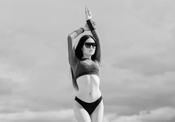 Modern flicka. Flicka attraktiv sexig kropp poserar himmel bakgrund. Booty kvinna bära bikini. Sportig kvinnlig sexig kropp. Resort Vacation avkoppling. Sexig fashionabla Lady. Baddräkt mode. Modetrend — Stockfoto