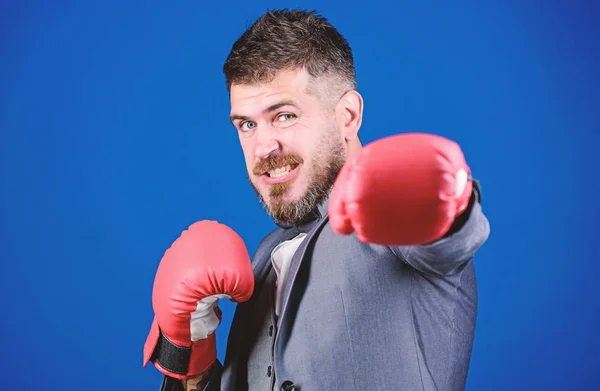 Concepto de ataque y defensa. Un exitoso hombre de negocios. Abogado defensor criminal planeando estrategias. El hombre de negocios usa guantes de boxeo. Las mejores estrategias de abogado defensor criminal. Tácticas probadas para trabajar —  Fotos de Stock