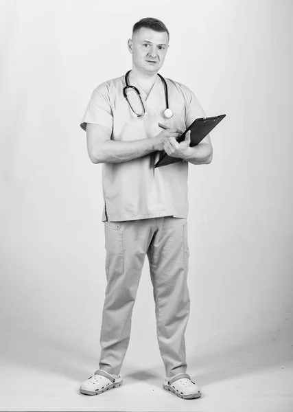 Interno pediatra. Herramienta médica. Asistente de laboratorio de enfermería. médico de familia. medicina y salud. doctor seguro con estetoscopio. un hombre con uniforme médico. Receta de tratamiento. pediatra . — Foto de Stock