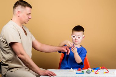 Baba ve oğlu tıbbi üniformalı. Aile doktoru. tıp ve sağlık. stetoskoplu baba ile mutlu çocuk. Hastanede babası olan küçük bir çocuk. baba ve oğul kavramı. baba ve oğul birlikte oynamak