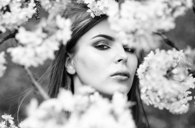 Doğal çevre organik kozmetik. Bahar tazeliği. Doğal kozmetik konsepti. Makyaj cilt bakımı. Çiçek açan ağaçlar çiçekleri. Doğal güzellik. Güzel kadın cilt bakımı. Doğa ile uyum içinde kız