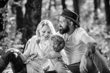 Doğada bahar pikniği için iyi bir gün. Doğayı birlikte keşfedin. Aile günü konsepti. Anne baba ve çocuk ormanda yürüyüş yaparken rahatlatıcı. Aile pikniği. Anne baba ve küçük oğlu orman pikniği nde otur