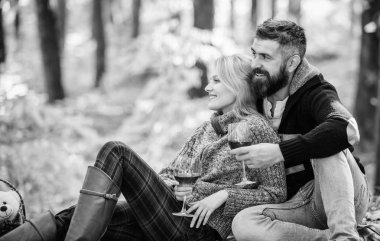 mutlu kadın ve sakallı adam şarap içmek. aşık çift sonbahar ormanda dinlenmek. kamp ve yürüyüş. Şerefe. aşk tarihi ve romantizm. Bahar havası. Aile pikniği. Sevgililer günü. En son dedikoduları tartışmak