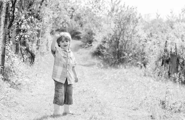 Mens en natuur. dag van de aarde. Eco Life. zomeractiviteit. kleine Kid tuinman wandelen in bos. landbouw en veeteelt. Kopieer ruimte. gelukkige kind boer in rubber laarzen, lente. Nieuw groen leven — Stockfoto