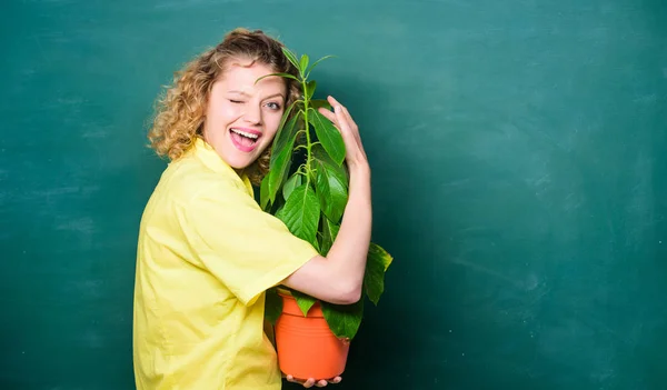 Odkrywania przyrody. drzewa wiedzy. ekologii uczenia się szkół. edukacji ekologicznej. Studium przyrodnicze w szkole. nauczyciel Kobieta w okularach na lekcji biologii. szczęśliwy Uczeń dziewczyna z roślin na tablicy — Zdjęcie stockowe