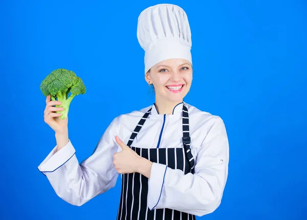 Gesunde vegetarische Rezepte. Gesunde Ernährung. Diätkonzept. gesund ernähren. Mädchen halten Gemüse. Bio-Ernährung. Brokkoli hat ein beeindruckendes Nährwertprofil. Köchin hält Brokkoli-Gemüse in der Hand — Stockfoto