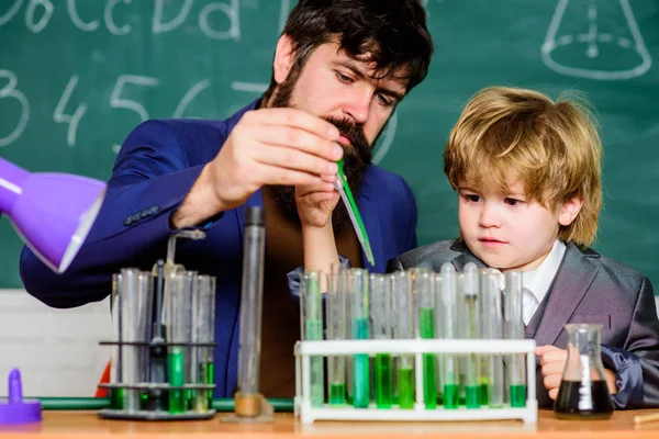 Kemi experiment. Kognitiv process. Barn kognitiv utveckling. Mental process förvärva kunskap förståelse genom erfarenhet. Tillbaka till skolan. Kognitiva färdigheter. Lärare barn provrör — Stockfoto