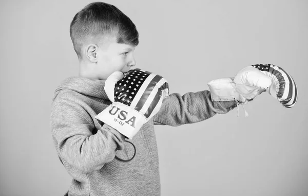 Prêt pour le combat. Confiant en sa force. Commencez votre carrière de boxeur. Un garçon sportif porte des gants de boxe avec un drapeau américain. Concept de boxeur américain. Athlète sportif enfant pratiquant la boxe. Sport de boxe — Photo
