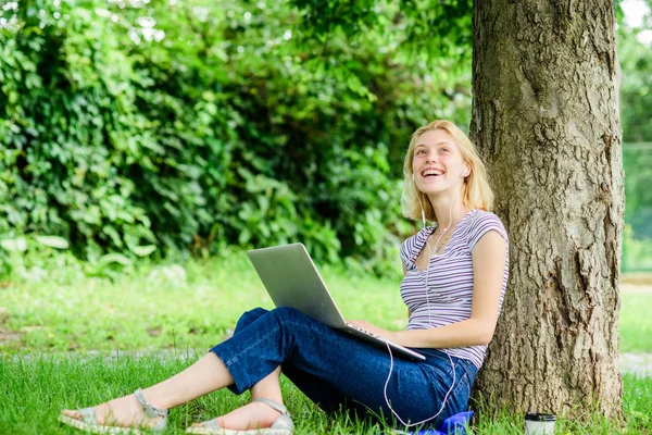 A nyári parkban is dolgozhat. Lány dolgozik-val laptop a parkban. Miért érdemes kívülről is elvenni a munkád? A természet elengedhetetlen ahhoz, hogy a munkahelyen jó legyen a jólét és a képesség. — Stock Fotó