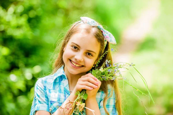 Ramo de flores para niños. Chica linda adorable adolescente vestido país rústico estilo camisa a cuadros fondo de la naturaleza. El verano está aquí. Flor de jardín de verano. Flores frescas. Recoger flores en el campo — Foto de Stock