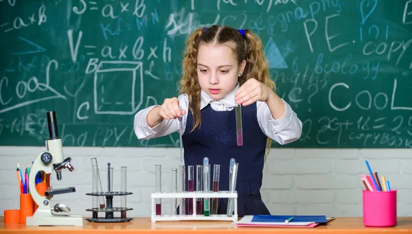 Tubos de ensayo con sustancias. Educación formal. Futuro microbiólogo. Laboratorio escolar. Chica inteligente estudiante llevar a cabo el experimento escolar. Los alumnos estudian líquidos químicos. Escuela de química lección —  Fotos de Stock