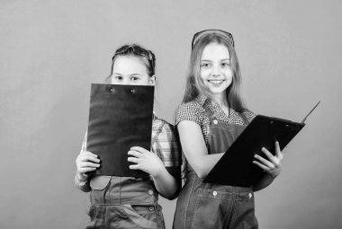 Plana göre. Gelecekteki mesleği. Çocuk kızlar yenileme planlıyor. Girişim çocuk kızlar kendi oda yeşil arka plan yenileme sağlar. Çocuk bakımı. Yenileme planı. İnşaat mühendisi mimar