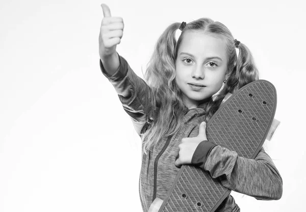 Actividad deportiva. Divertirse con el monopatín. Tengo un tablero de peniques. Niña pequeña después de montar. Niña con patineta púrpura. Hipster niño con tablero de penique aislado en blanco, espacio de copia. Pulgar hacia arriba —  Fotos de Stock