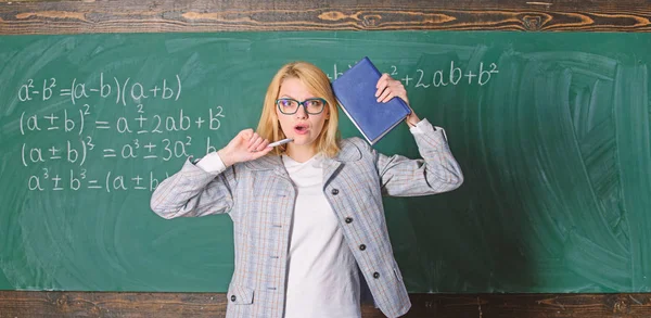 Inspirado trabalhar mais duro ou perseguir determinado objetivo. Aprenda a inspirar o professor. Inspiradora motivação educador faísca. À procura de inspiração. Educador mulher segurar livro e caneta quadro fundo — Fotografia de Stock