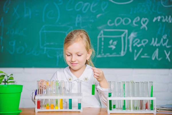 Educazione scolastica. Approccio interessante per imparare. Futuro scienziato. Esplora e indaga. Lezione scolastica. Ragazza simpatica pupilla della scuola giocare con provette e liquidi colorati. Scuola esperimento chimico — Foto Stock