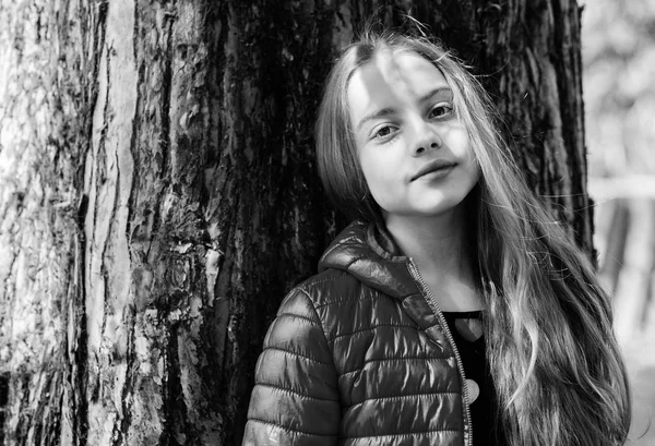 Plantas cultivadas para su exhibición al público. Chica caminar en el jardín botánico. Disfrutando de la naturaleza. Jardín ambiente pacífico. Niño lindo niño de lujo pasar tiempo en el parque. Explora el jardín. Excursión al jardín botánico —  Fotos de Stock