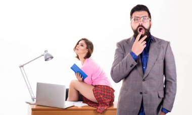 Başlangıç maliyetlerini koruma defteri. Masaüstünde oturan seksi bayan ile bulanık şok işadamı. Başlangıç şirketinde şehvetli ofis yöneticisi. Başlangıç işini yürütüyor. Görevde başlangıç proje yöneticileri